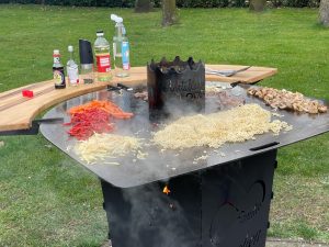 Feuerkorb Feuertonne Grillplatte Wokaufsatz Asia Nudeln1