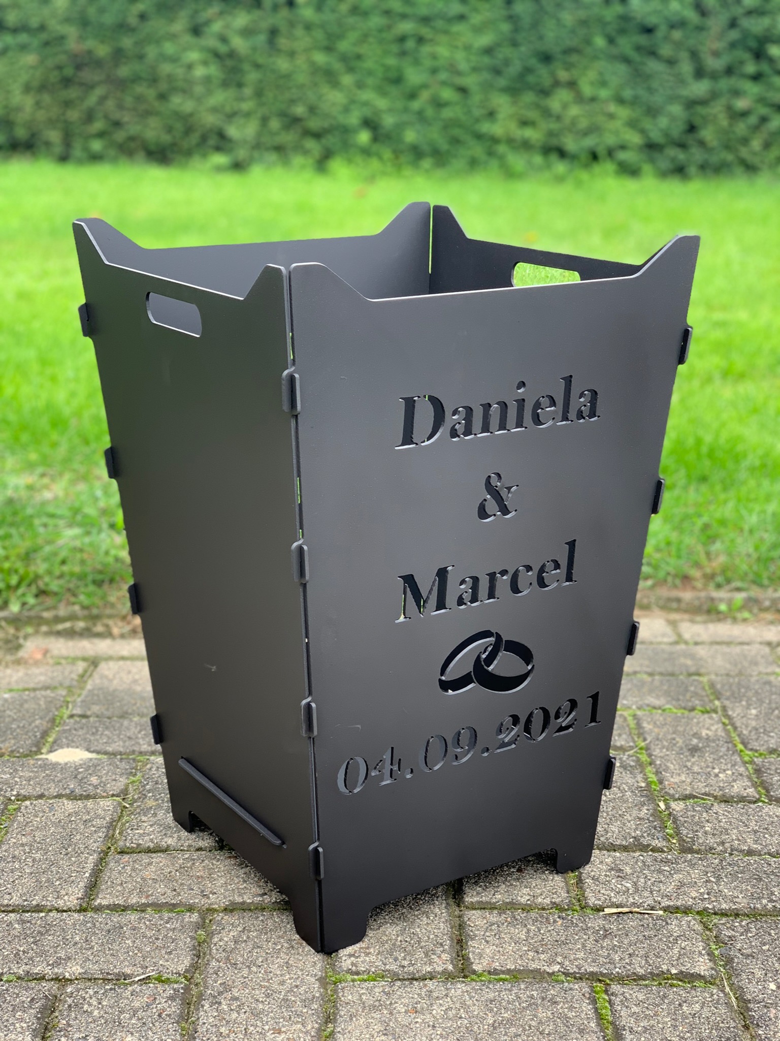 Feuerkorb Feuertonne Hochzeit Trauung Ehepaar Namen Ringe2