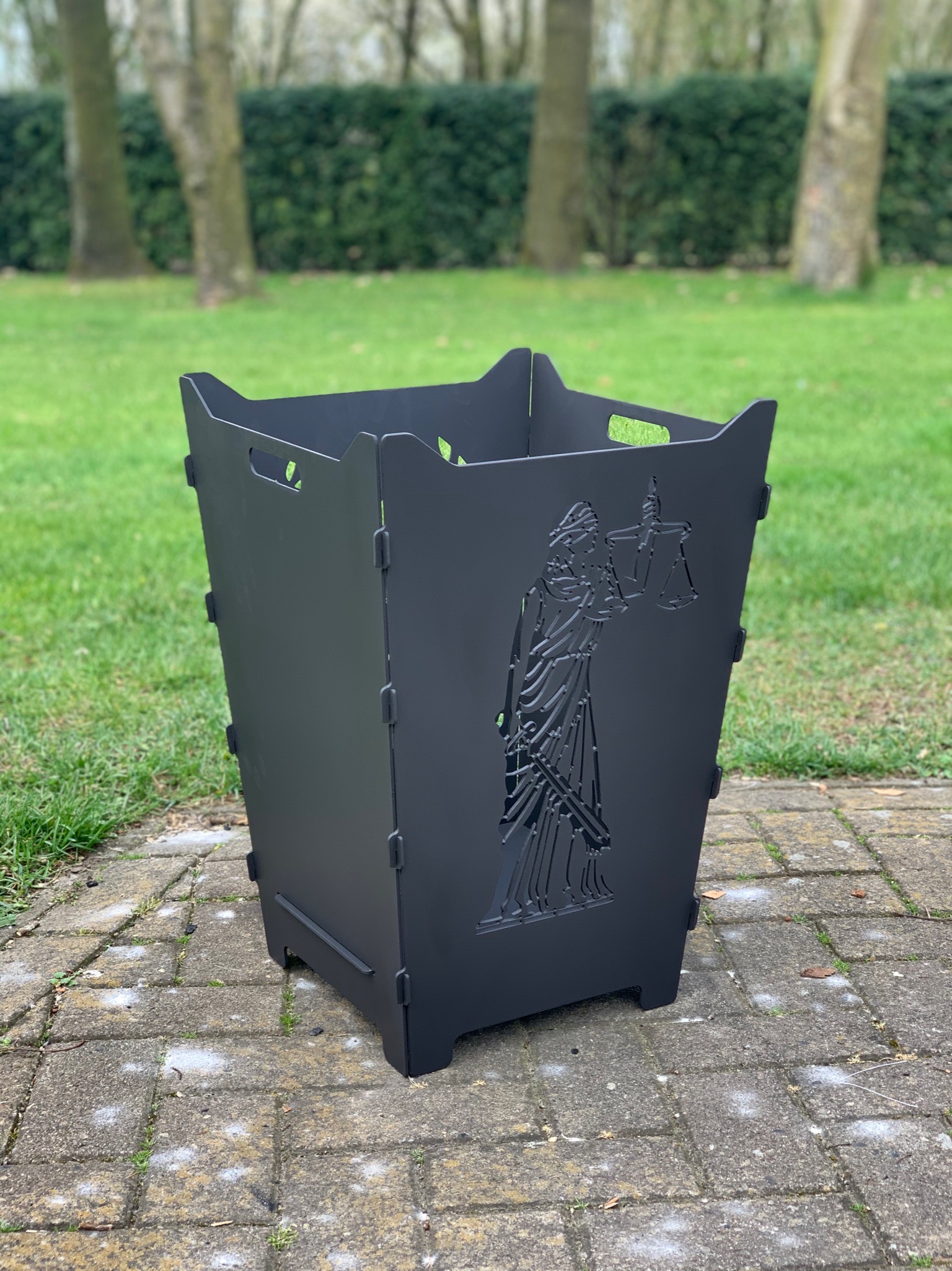 Feuerkorb Feuertonne Rechtsanwalt Justitia Gericht