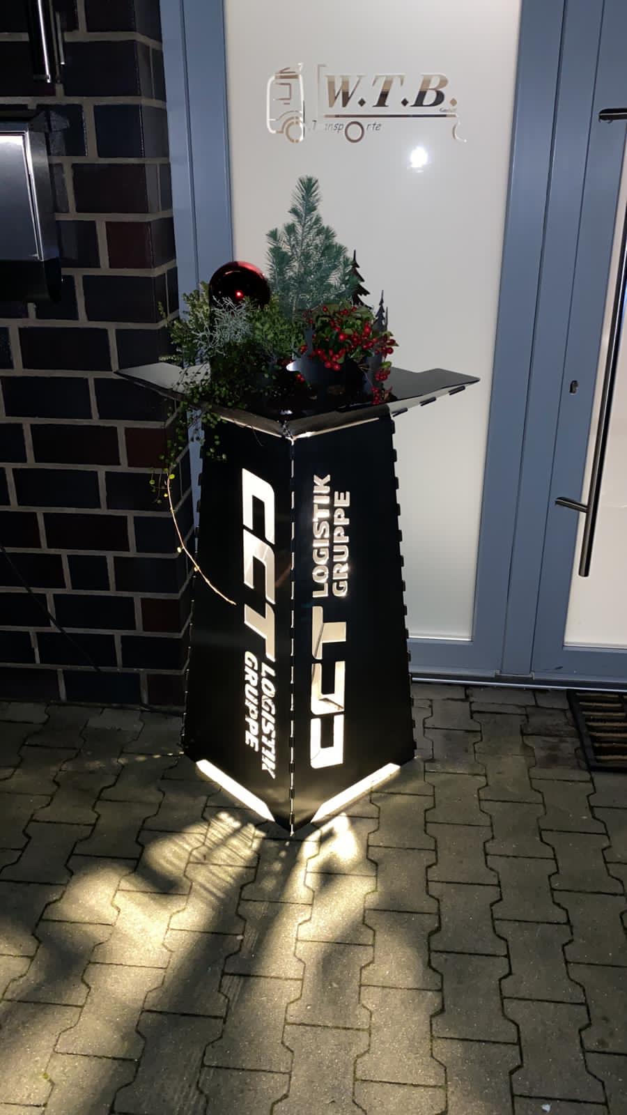 Pflanzsaule Pflanzschale CCT Logistik beleuchtet