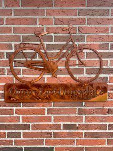 Schild Omas Lieblingsplatz Fahrrad rostig