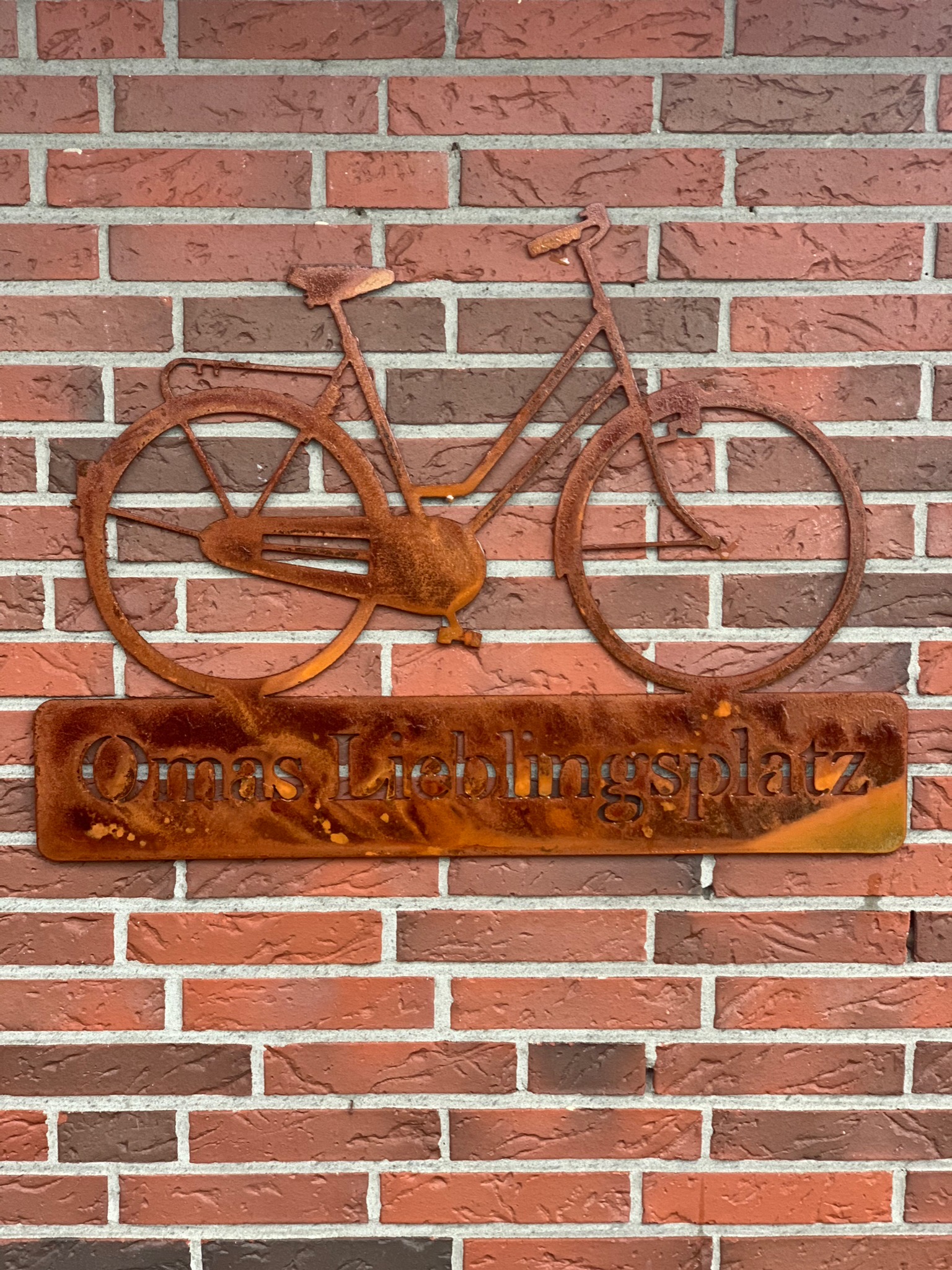 Schild Omas Lieblingsplatz Fahrrad rostig