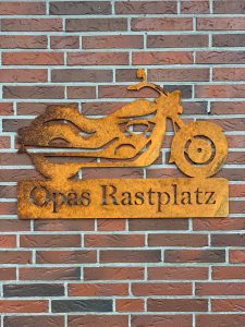 Schild Opas Rasrplatz Motorrad rostig