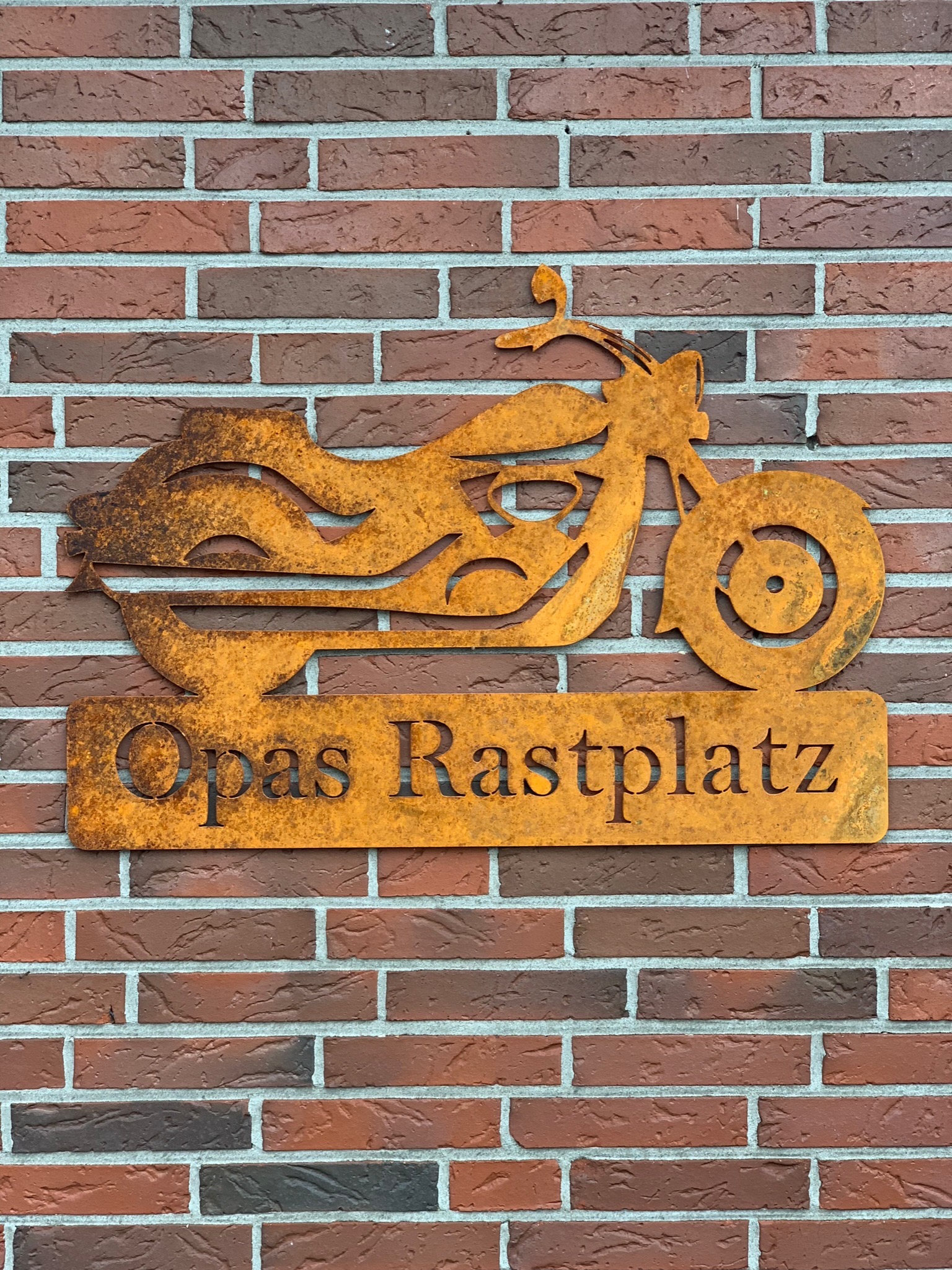Schild Opas Rasrplatz Motorrad rostig