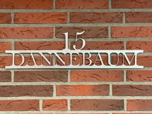 Schriftzug Edelstahl Dannebaum Hausnummer