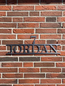 Schriftzug Edelstahl Jordan Hausnummer