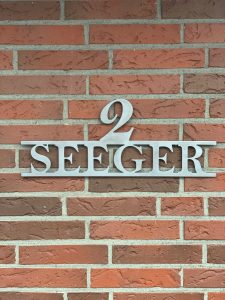 Schriftzug Edelstahl Seeger Haunummer