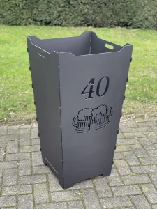 Feuerkorb-Feuertonne-Bierglaeser-anstoßen-Geburtstag