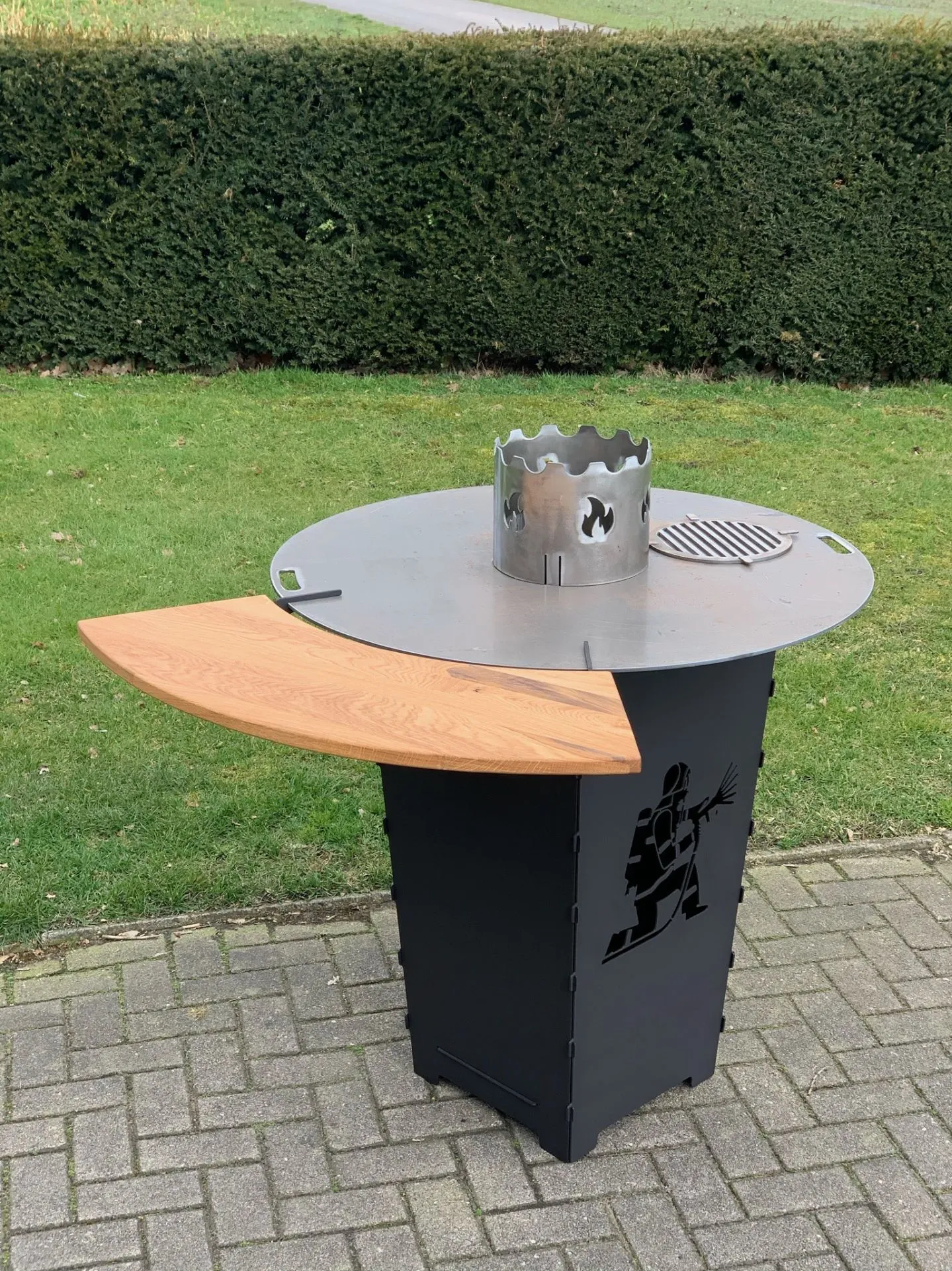 Feuerkorb-Feuertonne-Feuerwehrmann-Brand-loeschen-Ehrenamt-Grillplatte-Plancha-Tisch