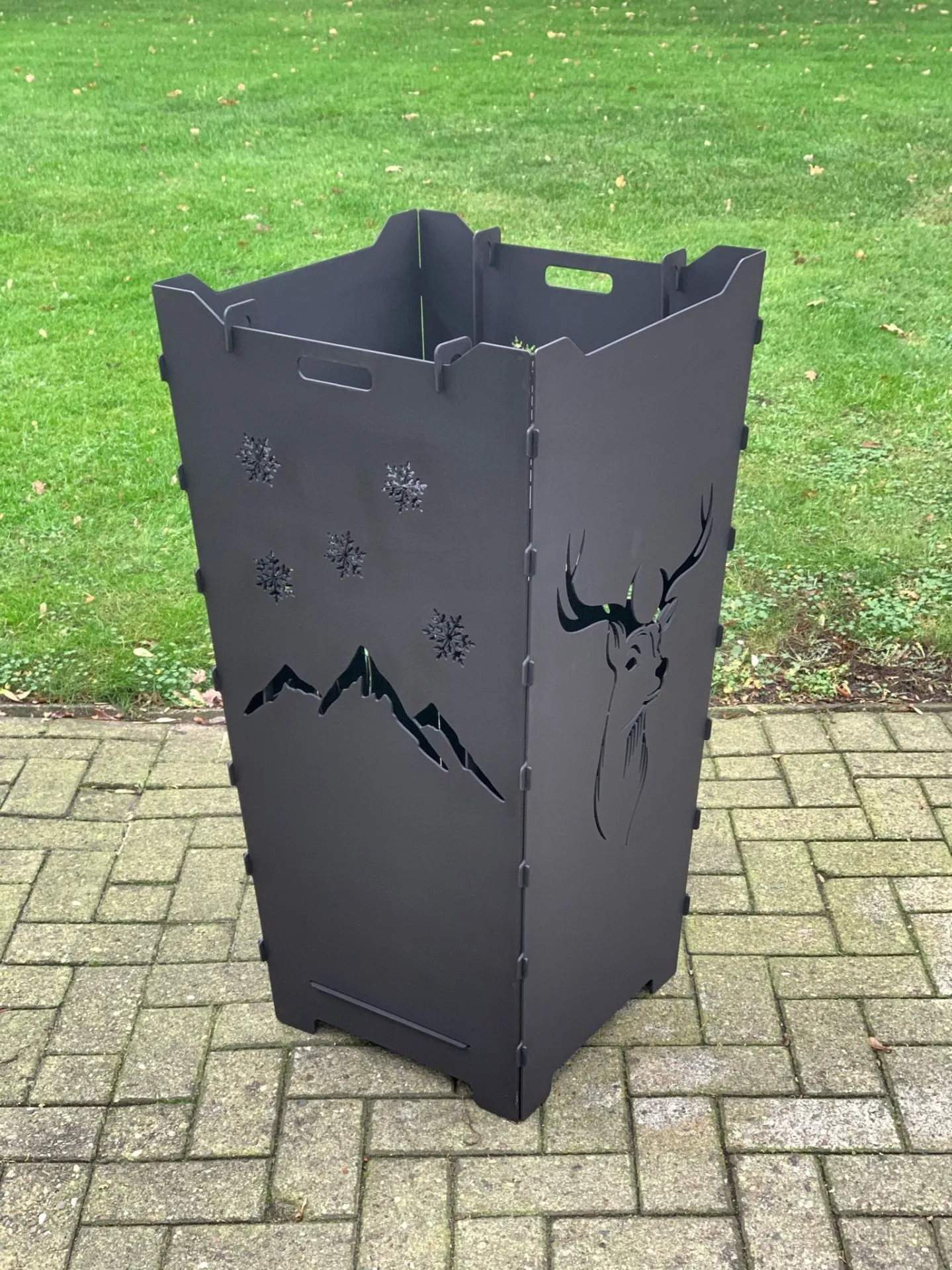 Feuerkorb-Feuertonne-Hirsch-Dammwild-Berge-Gebirge-Schneeflocken