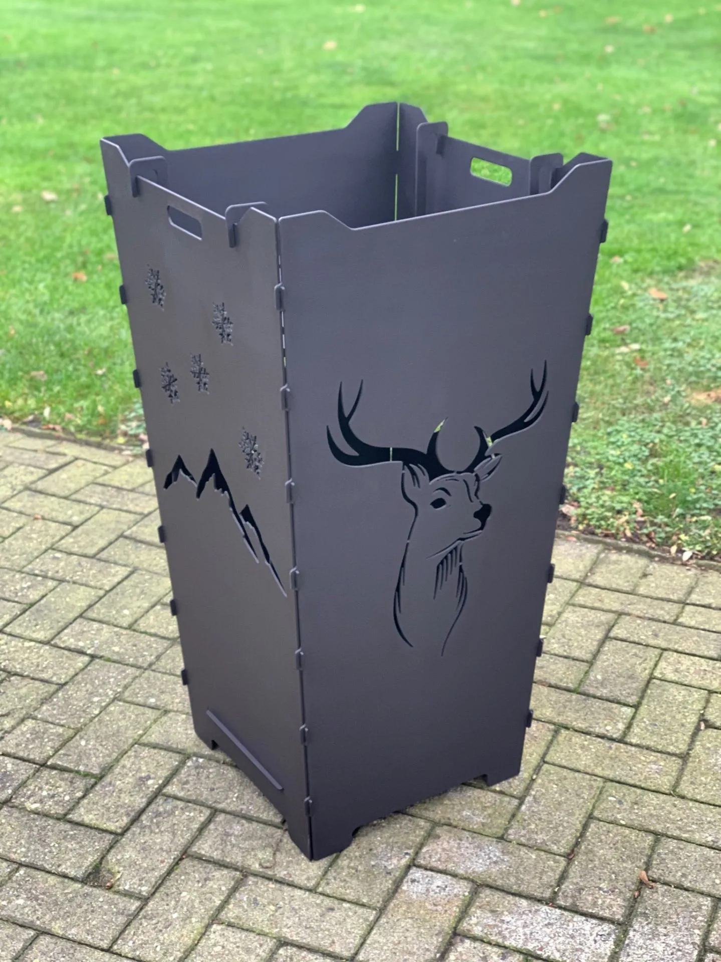 Feuerkorb-Feuertonne-Hirsch-Dammwild-Berge-Schneeflocken