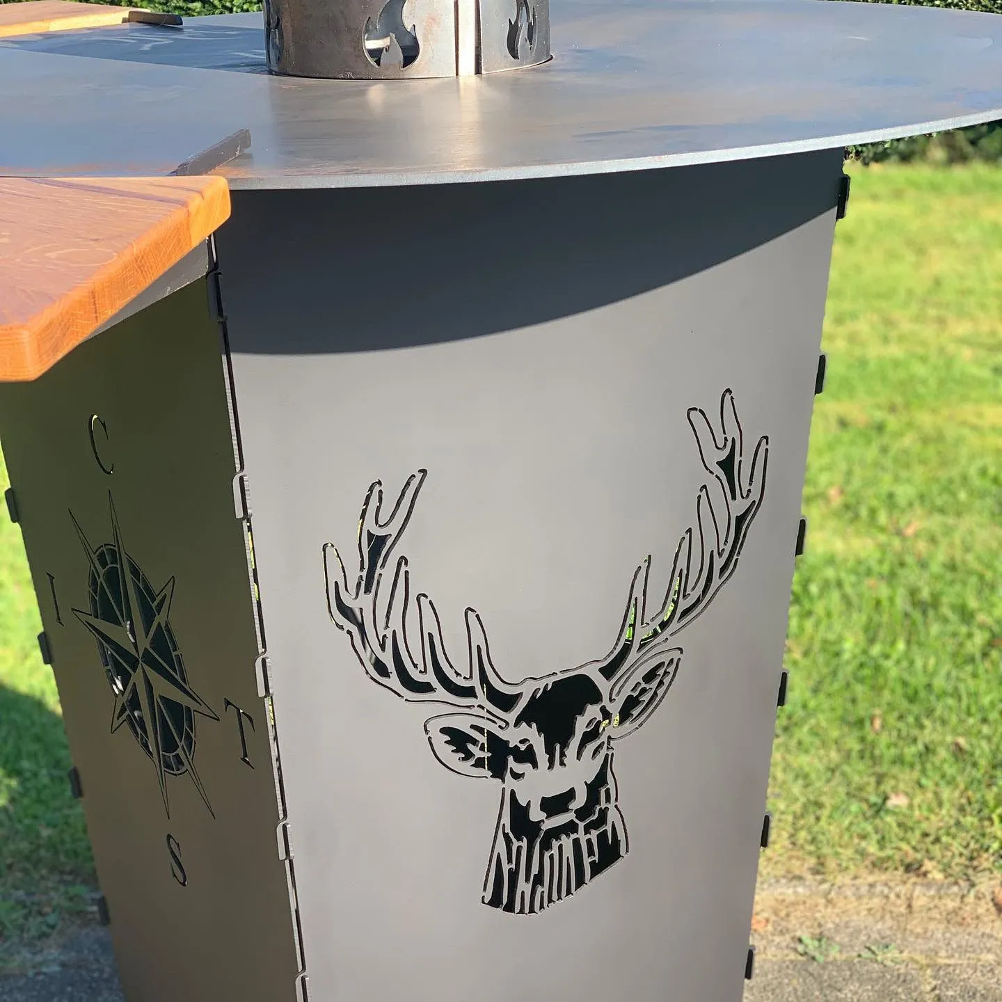 Feuerkorb-Feuertonne-Hirsch-Dammwild-Kompass-Windrose-Einstecktisch-Grillplatte