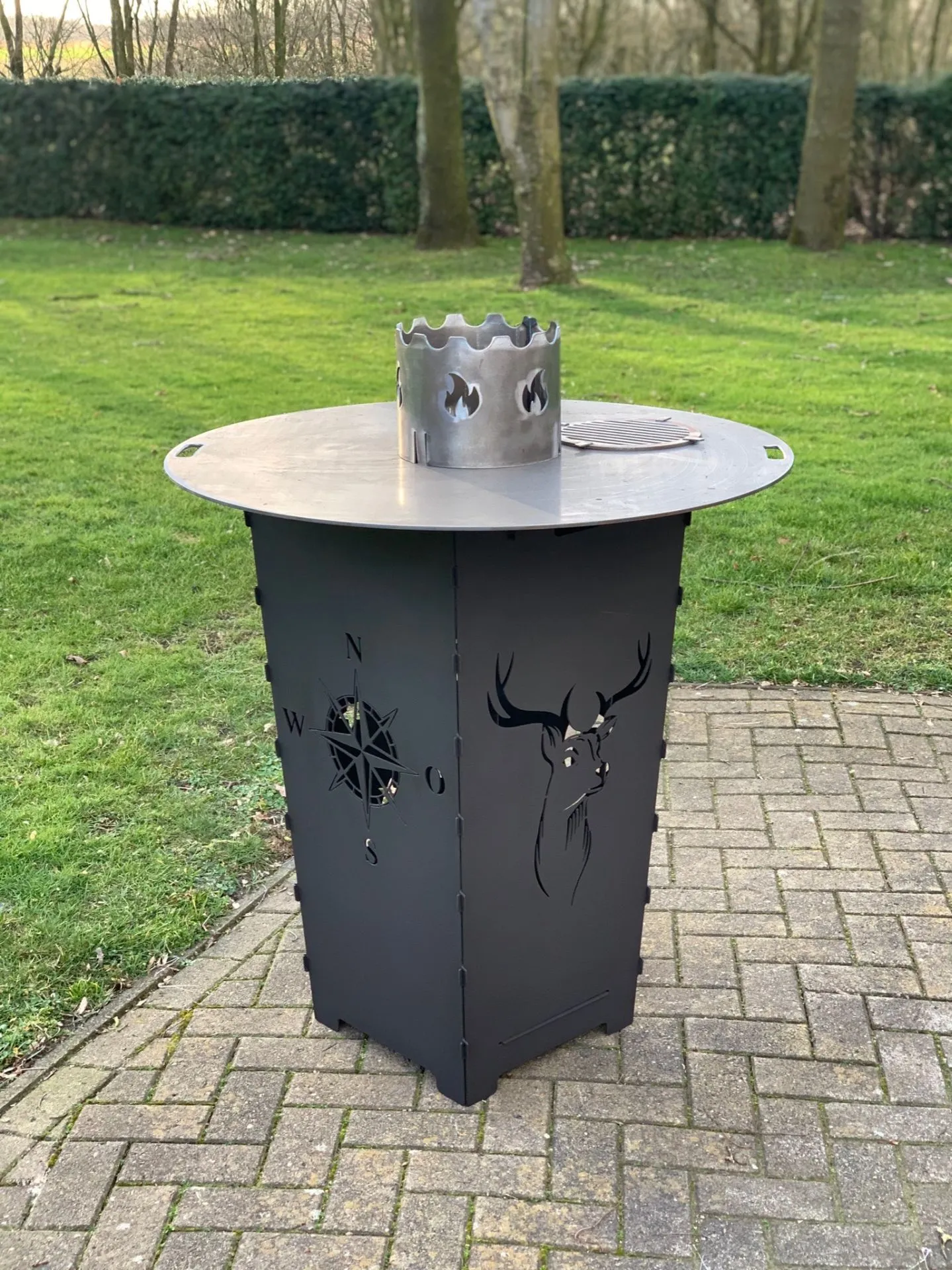 Feuerkorb-Feuertonne-Hirsch-Dammwild-Kompass-Windrose-Wokaufsatz-Grillplatte-Plancha