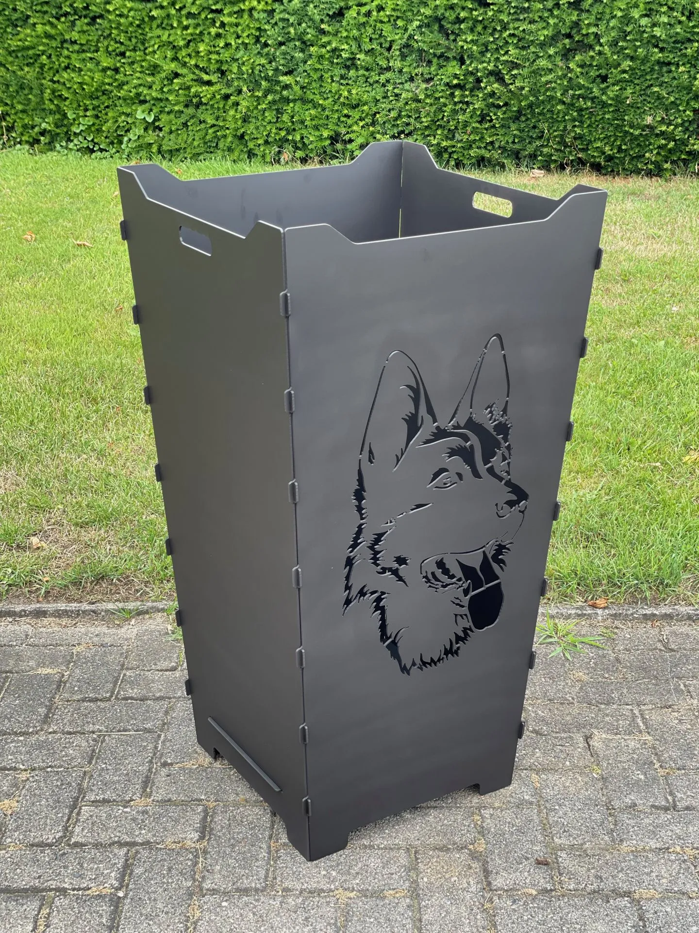 Feuerkorb-Feuertonne-Hund-Hundekopf-deutscher-Schaeferhund