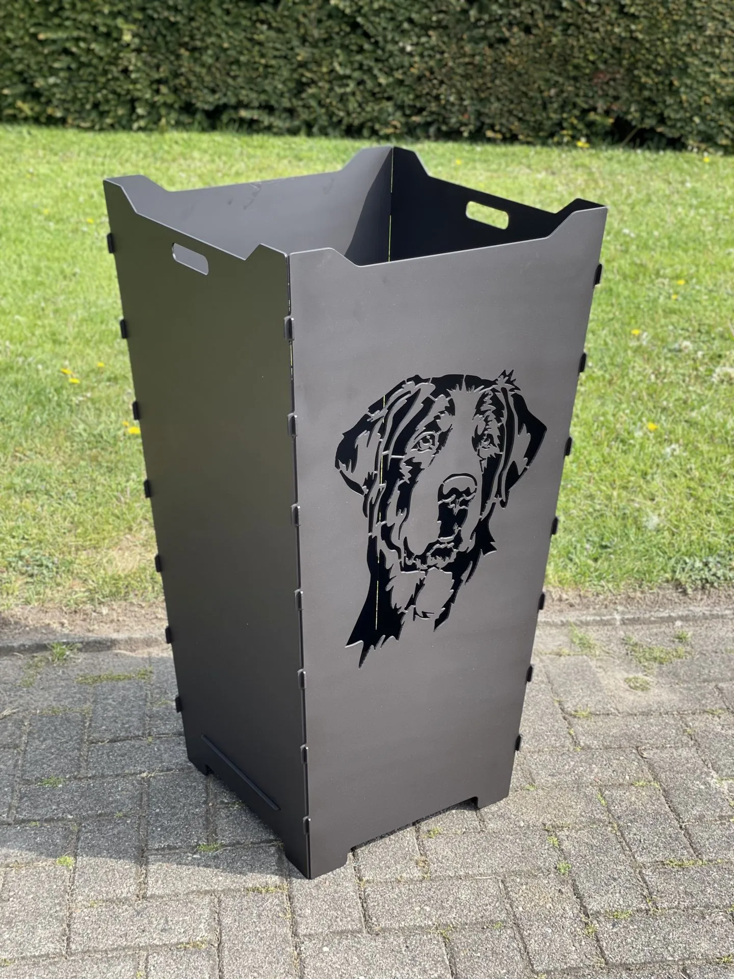 Feuerkorb-Feuertonne-Hund