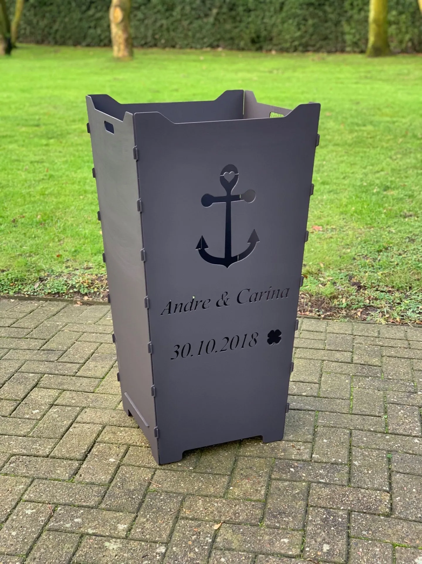 Feuerkorb-Feuertonne-Kompass-Familie-Hochzeit-Datum