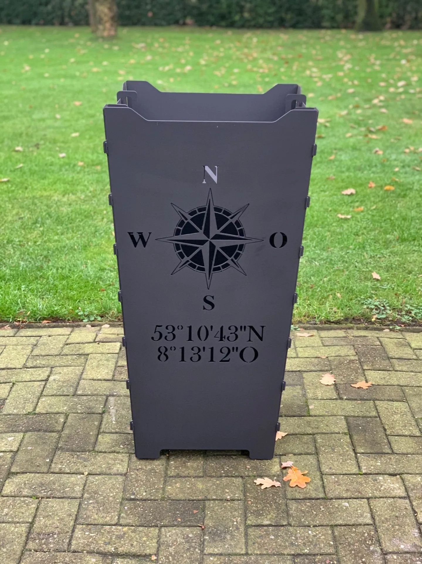 Feuerkorb-Feuertonne-Kompass-Windrose-Koordinaten