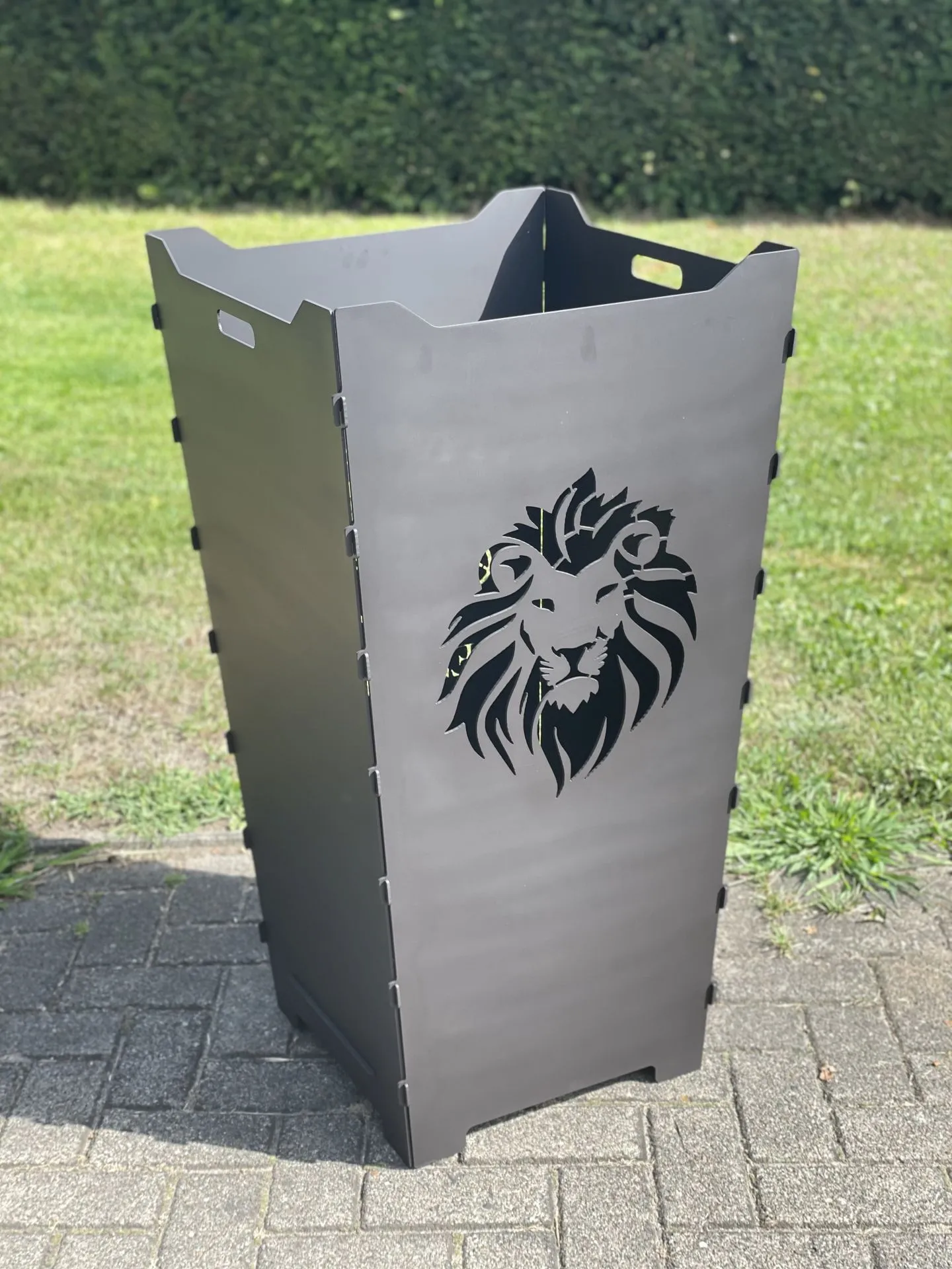 Feuerkorb-Feuertonne-Loewe-Loewenkopf