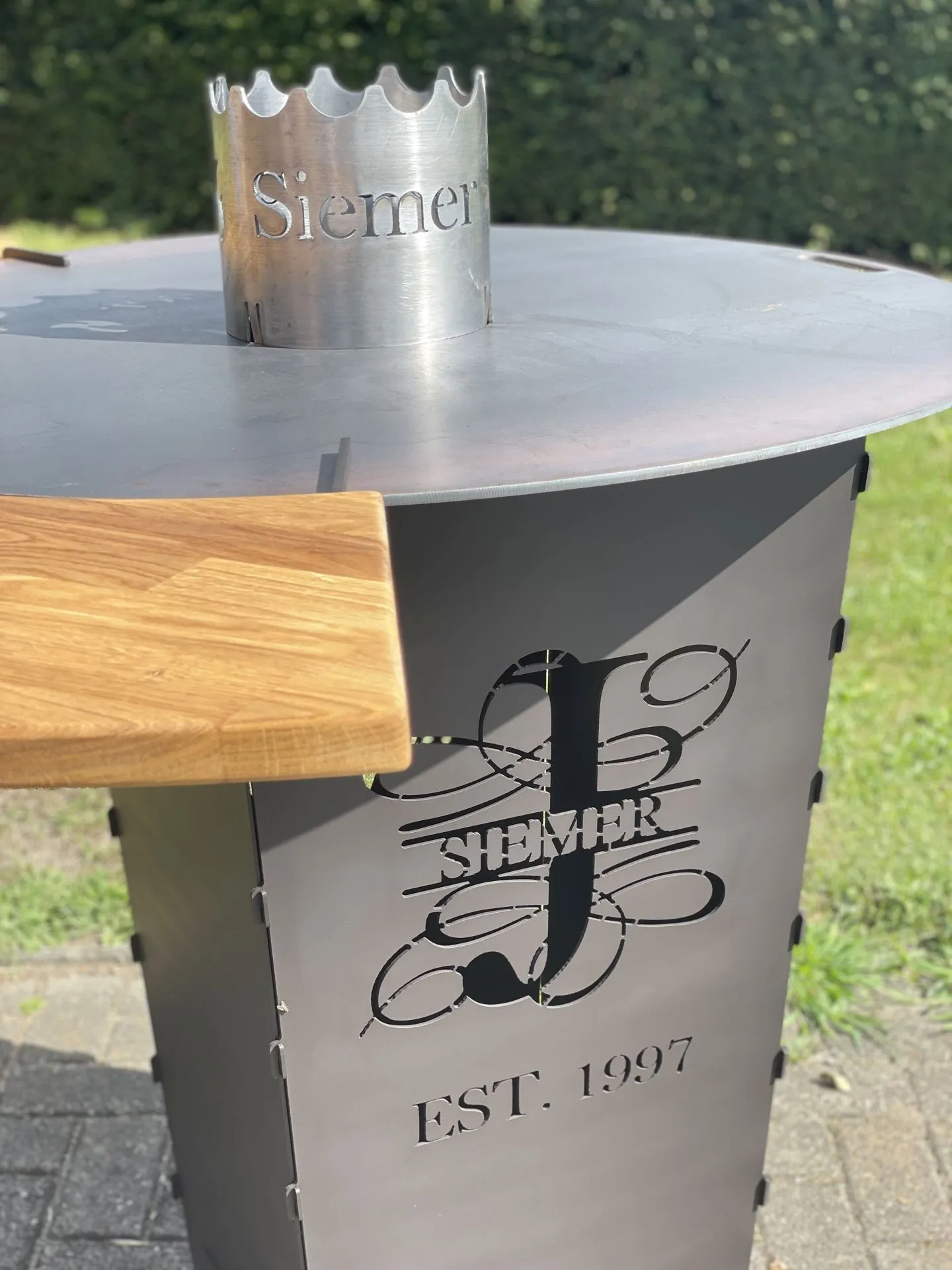 Feuerkorb-Feuertonne-Monogramm-Hausname-Grillplatte-Wokaufsatz