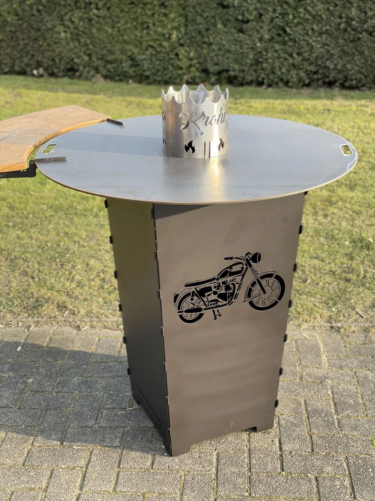 Feuerkorb-Feuertonne-Motorrad-Moded-Triumpf-Grillplatte-Wokaufsatz