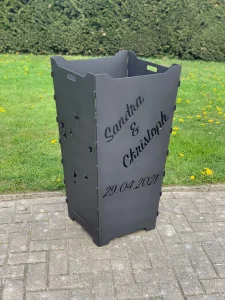 Feuerkorb-Feuertonne-Paar-Datum-Schreibschrift-Schoenschrift-Sternbild