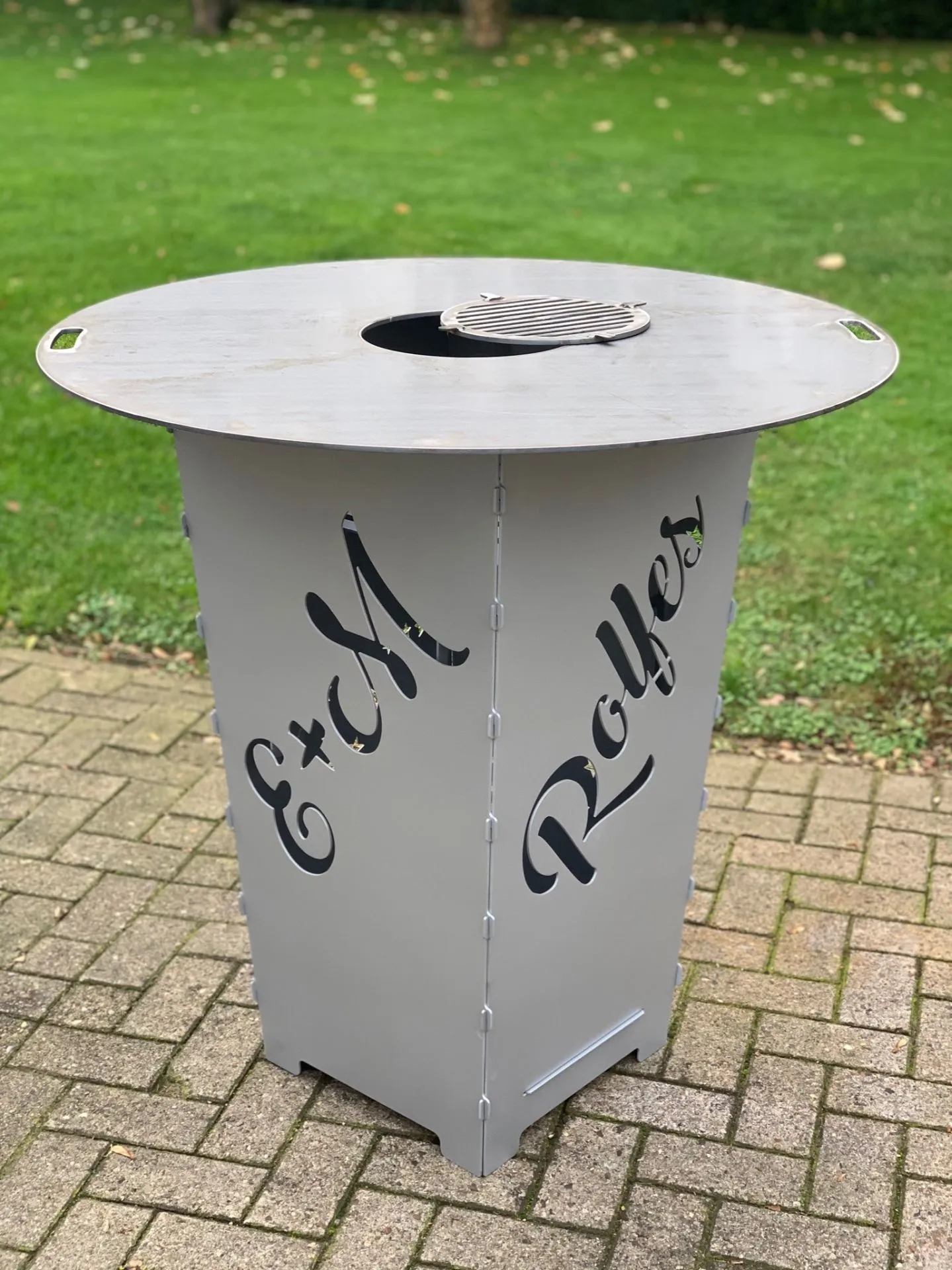 Feuerkorb-Feuertonne-Schreibschrift-Rolfes-Familie-silber-Grillplatte
