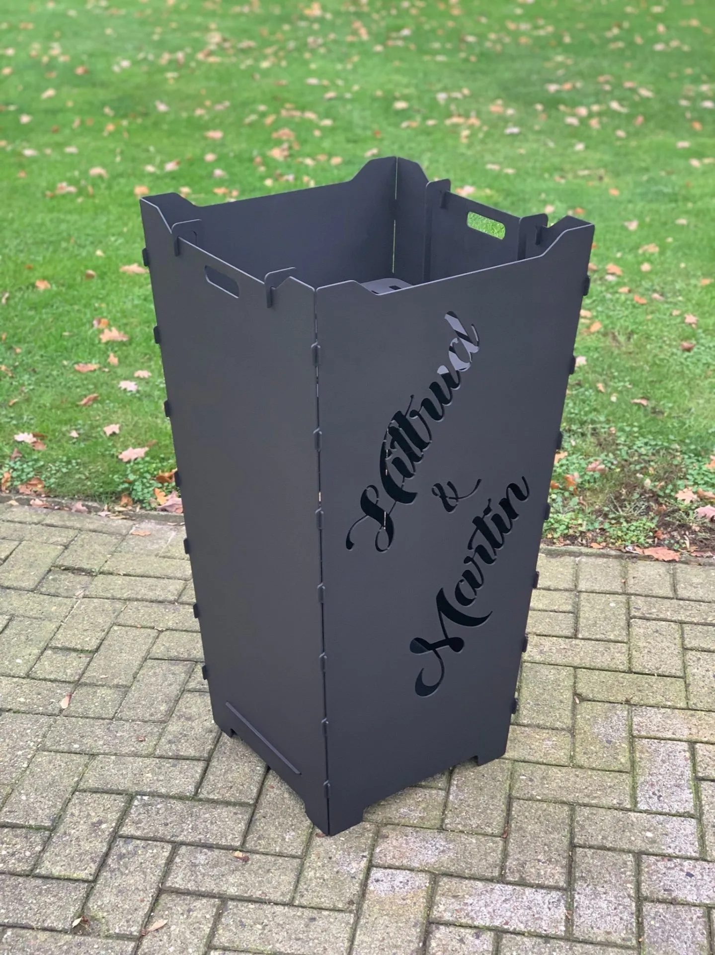 Feuerkorb-Feuertonne-Schreibschrift-Schoenschrift-Paar-Familie