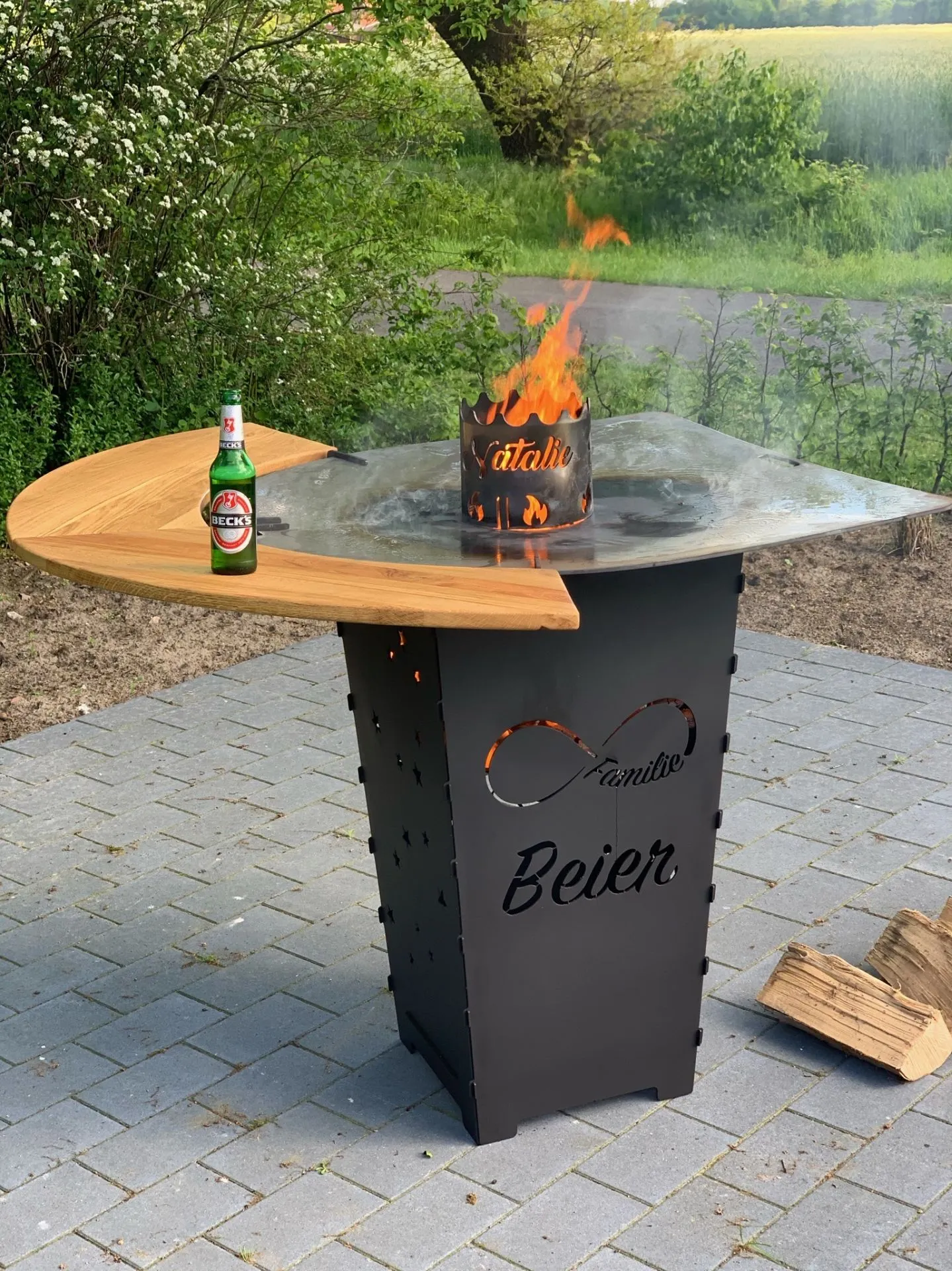 Feuerkorb-Feuertonne-Schreibschrift-Unendlichkeitszeichen-Familie-Grillplatte-Tisch