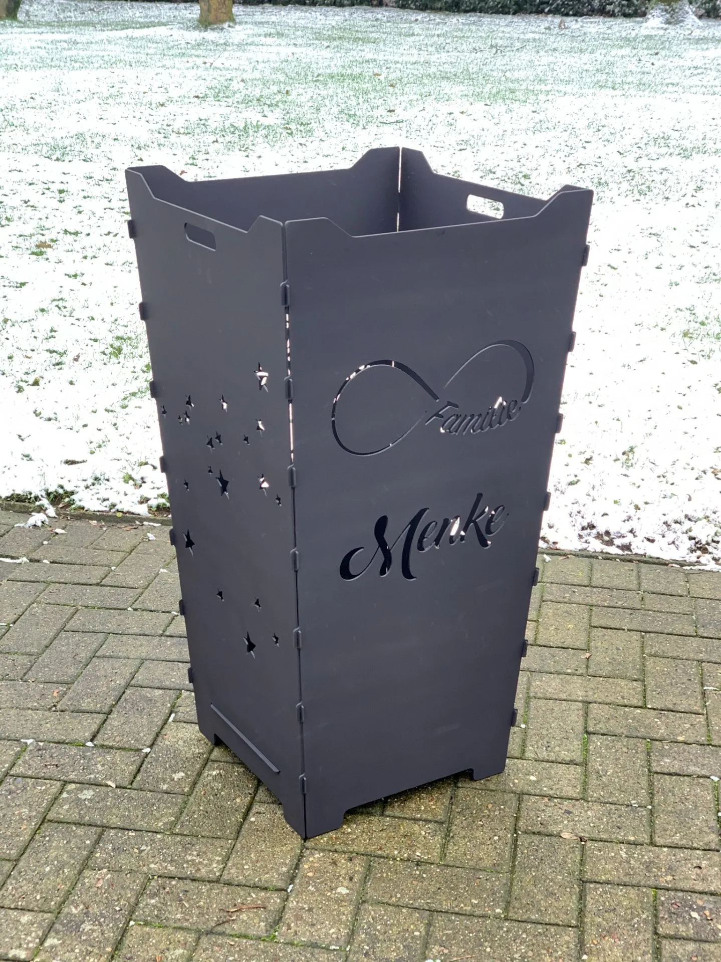 Feuerkorb-Feuertonne-Schreibschrift-Unendlichkeitszeichen-Familie-Sternbild