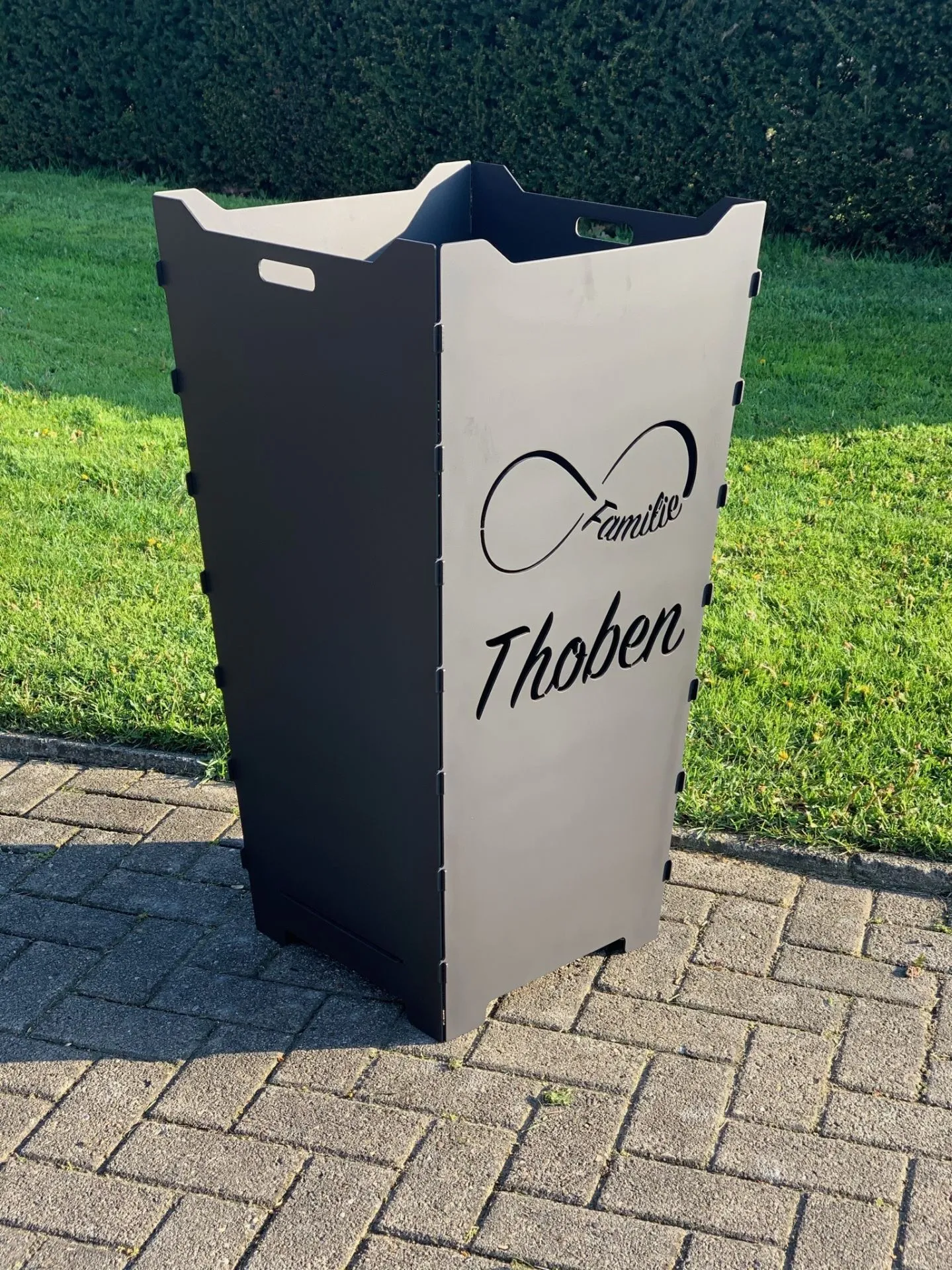 Feuerkorb-Feuertonne-Schreibschrift-Unendlichkeitszeichen-Familie-Thoben