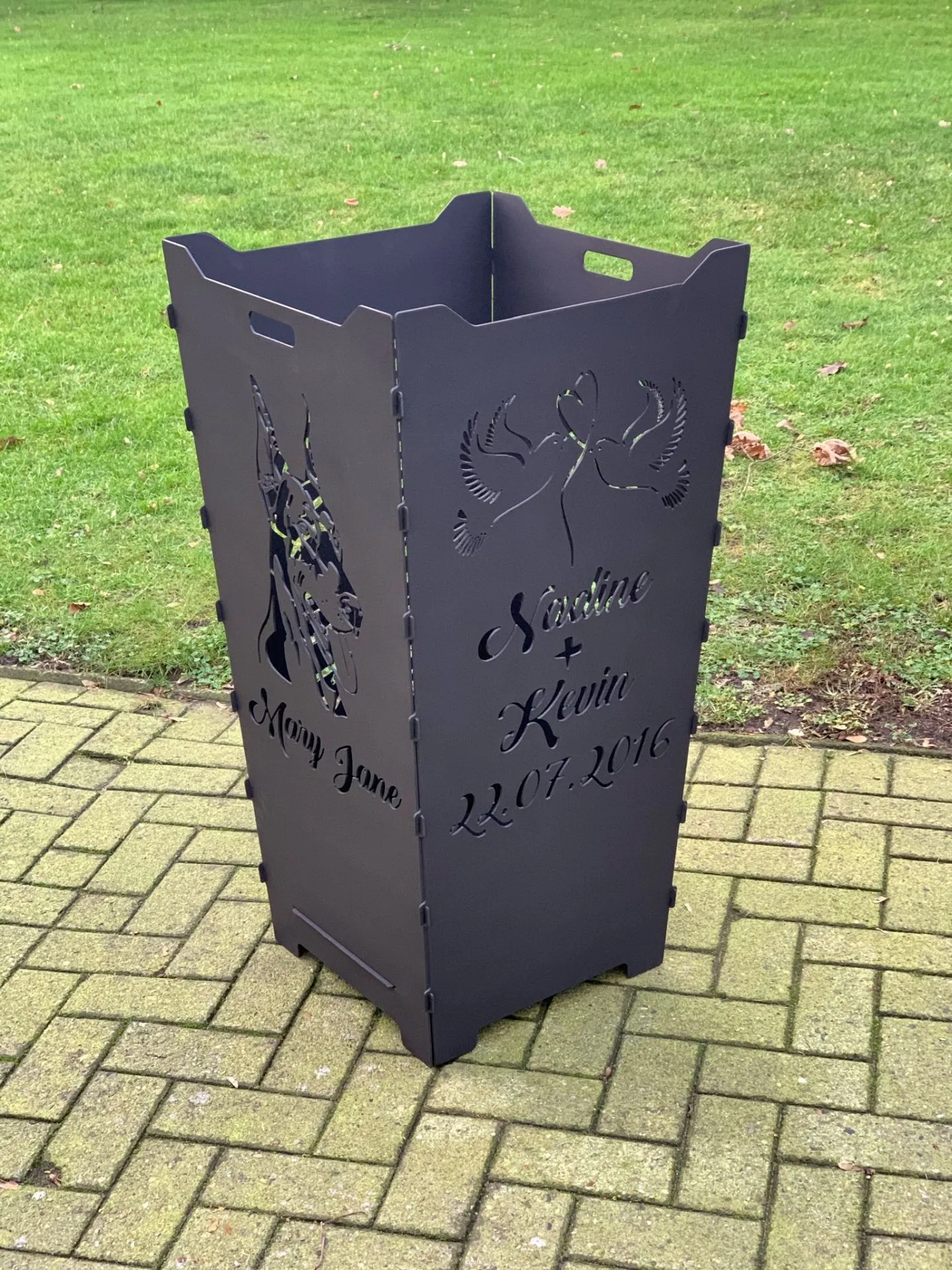 Feuerkorb-Feuertonne-Tauben-Trauung-Herz-Familie-Dobermann-Hund