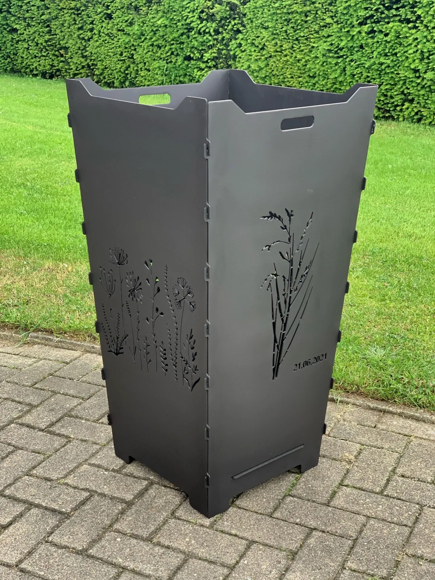 Feuerkorb-Feuertonne-Wildgras-Greaser-Natur-Wildblumen