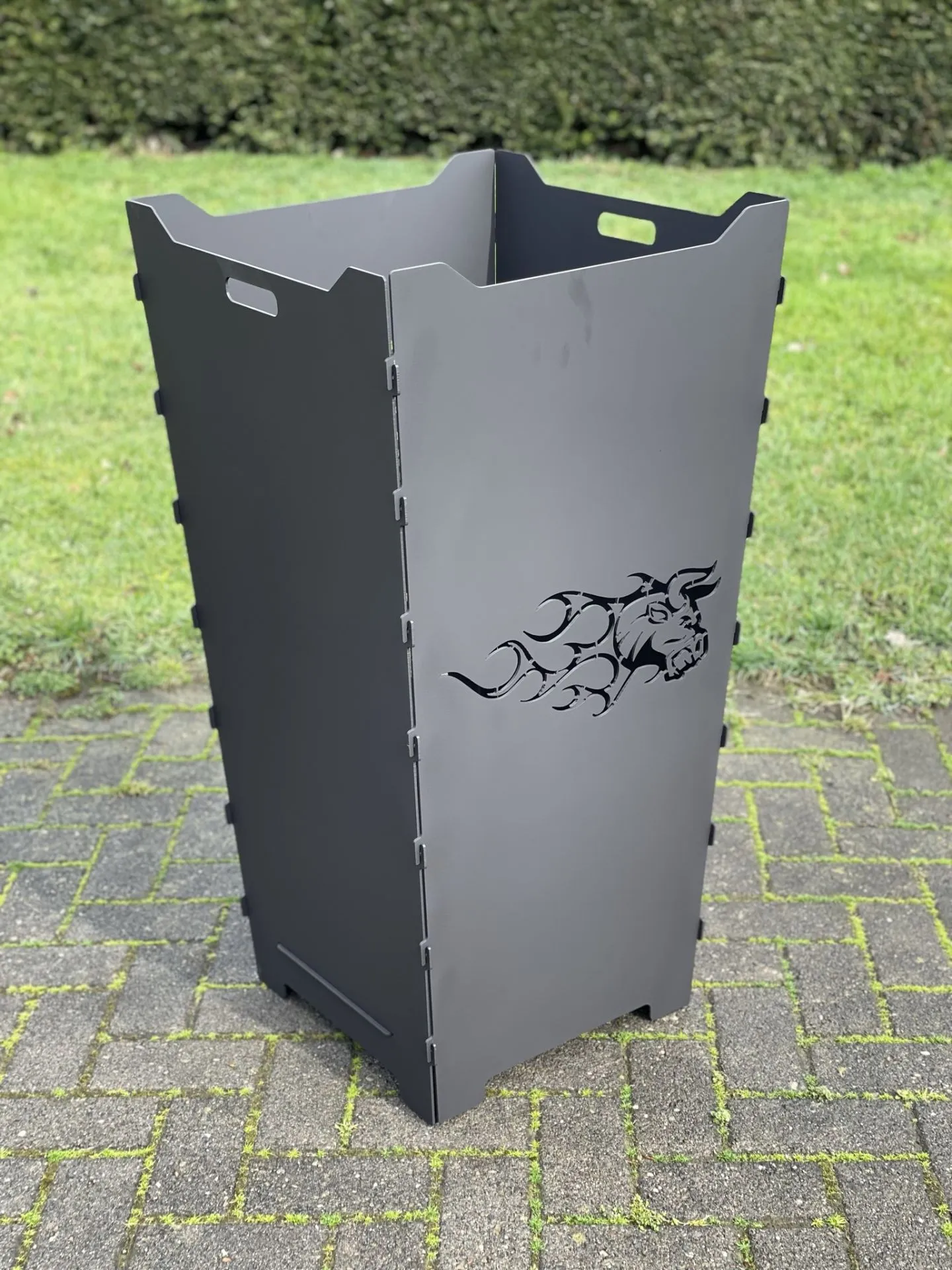 Feuerkorb-gross-Bulle-Flammen