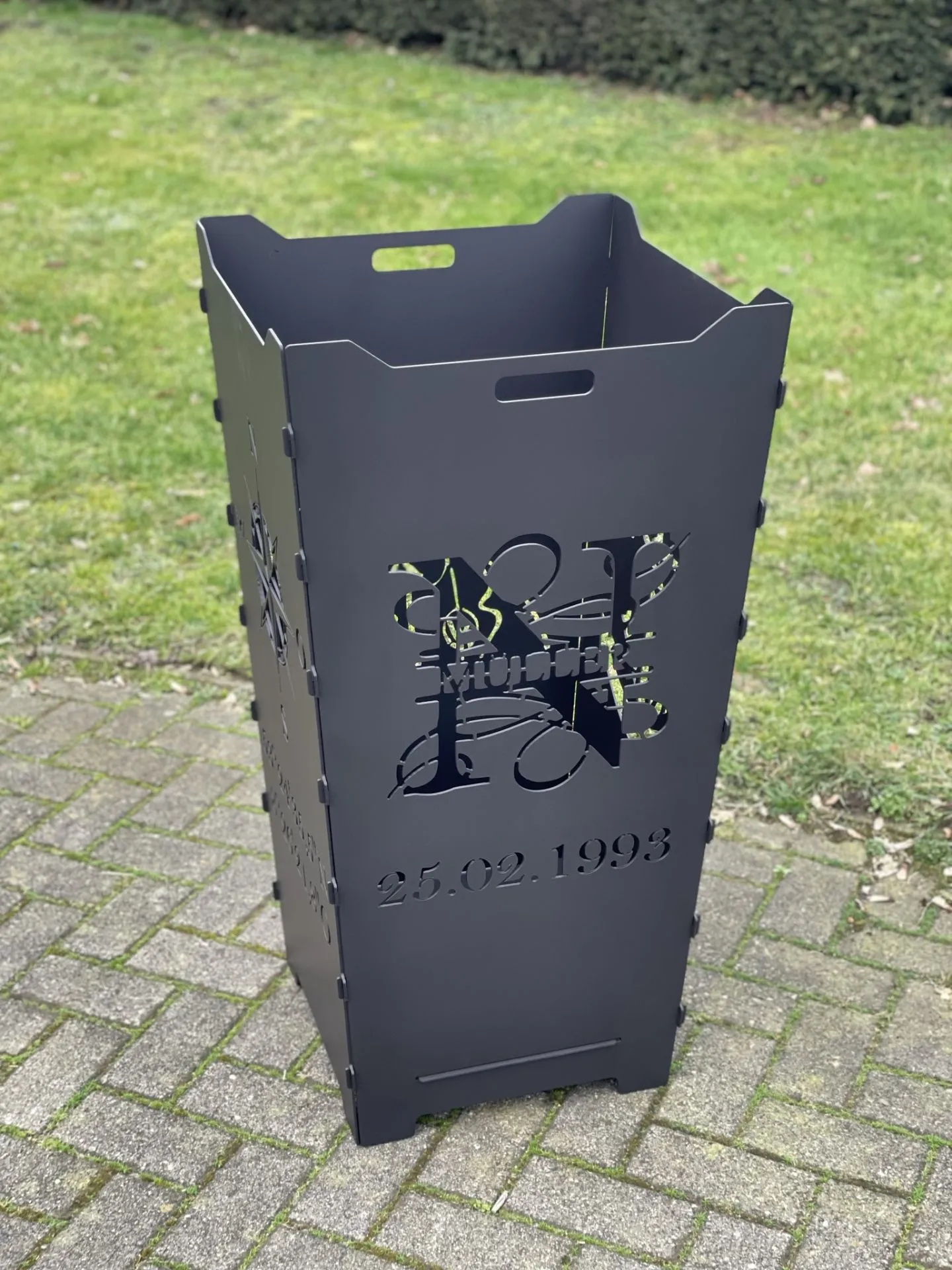 Feuerkorb-gross-Monogramm-Neumueller