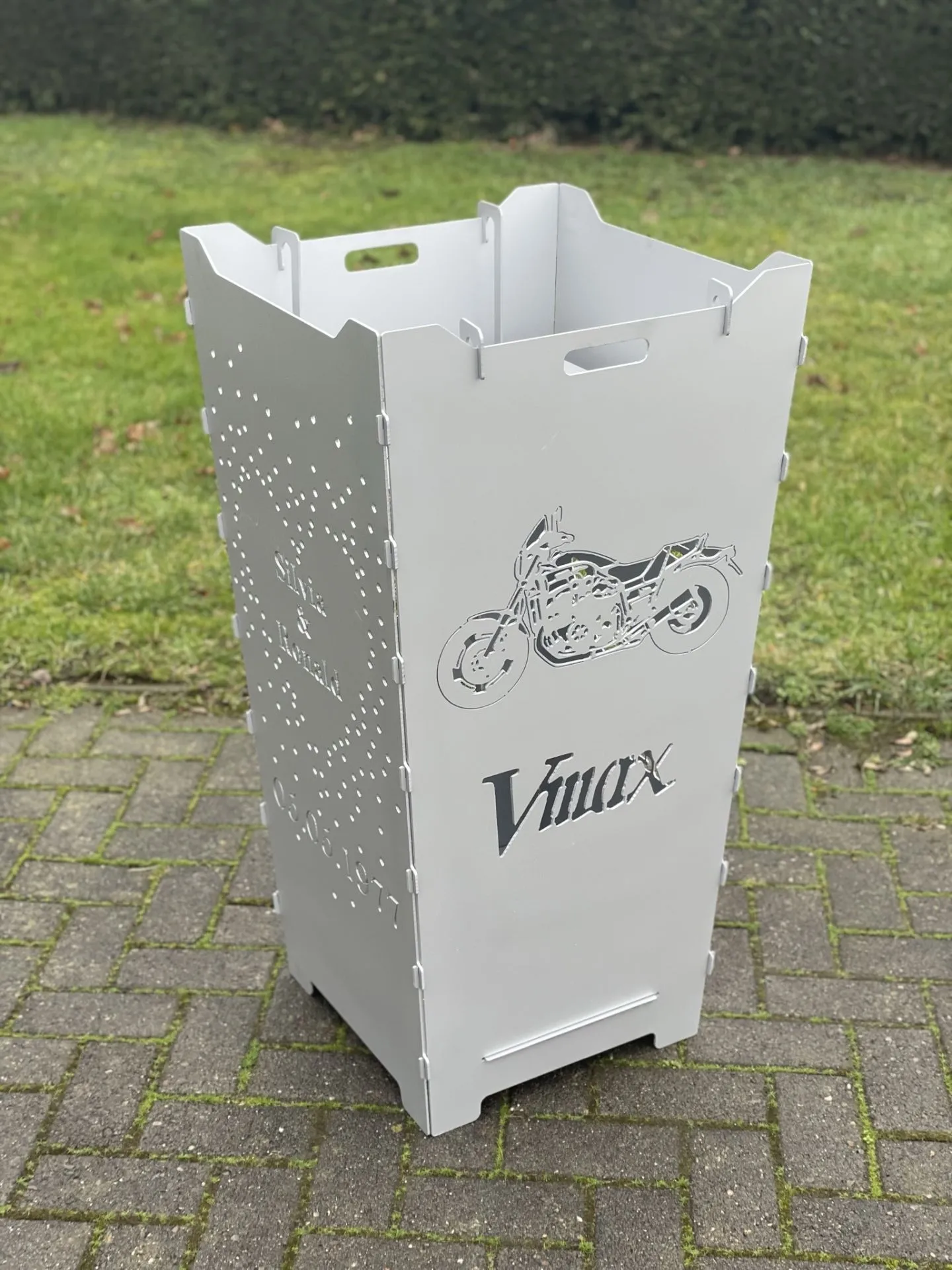 Feuerkorb-gross-Vmax-Motorrad-silber